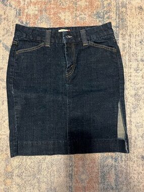 Levi’s Dark Wash Denim Skirt with Side Slit size 6 Western Vibe